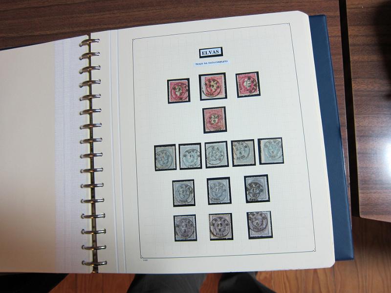 0019 (77).JPG -     Lote:    19      Marcofilia      Lotes Especiais       Descrição:         Portugal. Colecção especializada de carimbos de duplo círculo, tipo 1852, montada em 4 álbuns Lindner, com selos de diversas emissões e cartas, com estudo minucioso de cada marca. Lote a ver.         Lote       Valor Base:     &euro; 2.500,00     Valor Venda:     Retirado     